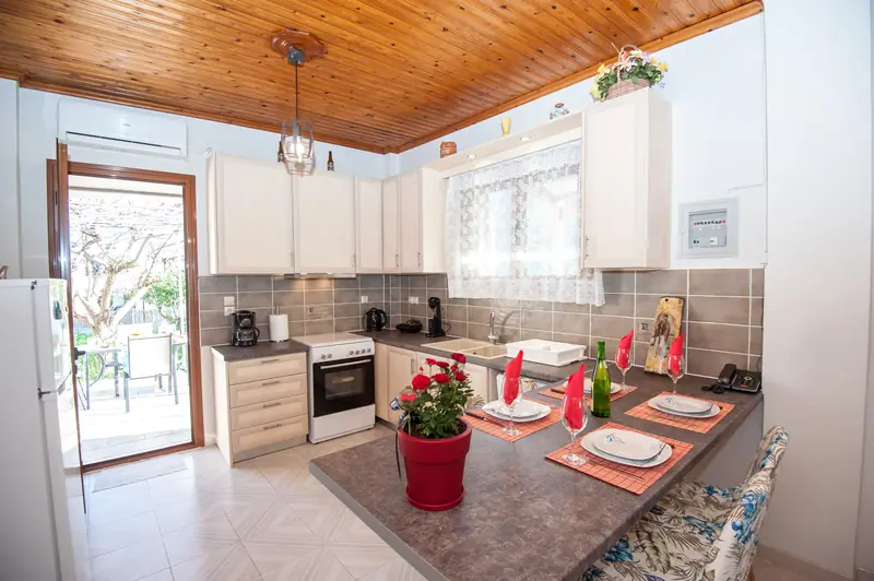 The kitchen and its breakfast bar