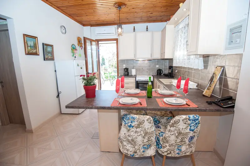 The breakfast bar, set for four